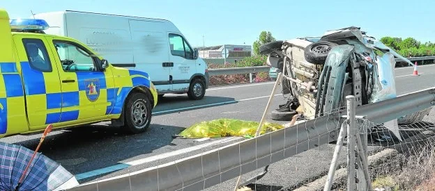 foto de archivo de un accidente mortal en la carretera.