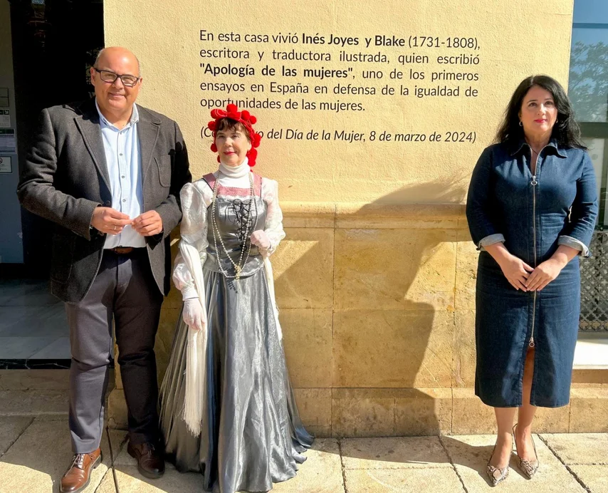 El Ayuntamiento de Vélez-Málaga recupera en su fachada por el Día Internacional de la Mujer la figura de la escritora Inés Joyes