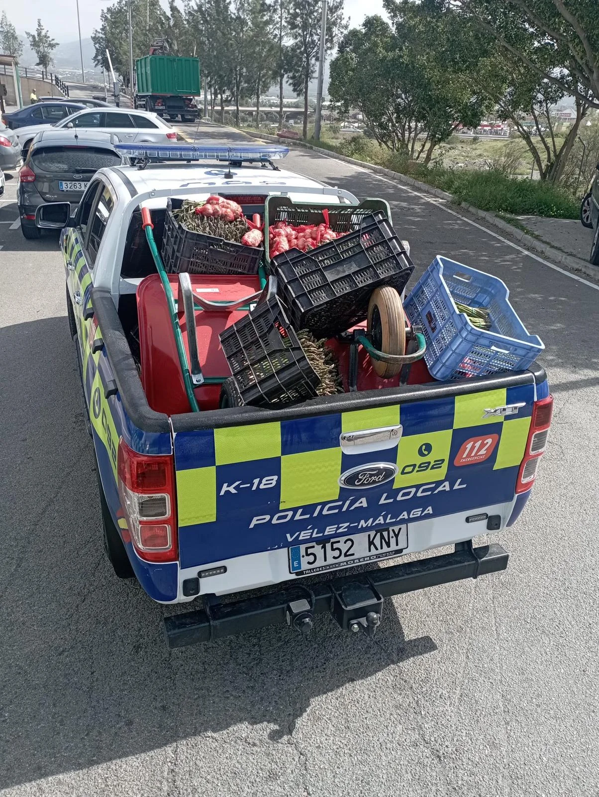 La Policía Local de Vélez-Málaga requisa más de 200 artículos falsificados y 300 kilos de fruta de venta irregular