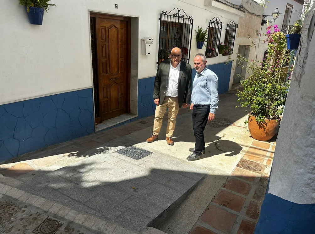 Infraestructuras realiza mejoras de accesibilidad en cinco calles del barrio de La Villa en Vélez-Málaga