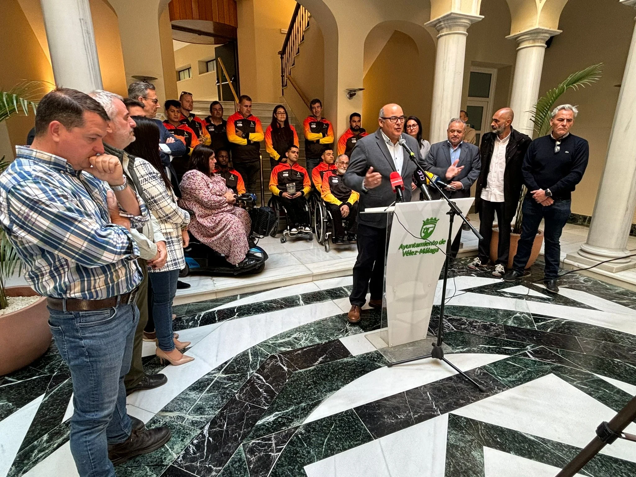 El alcalde y la corporación municipal reciben al Amivel Reyes Gutiérrez tras su flamante clasificación para la Eurocup’25