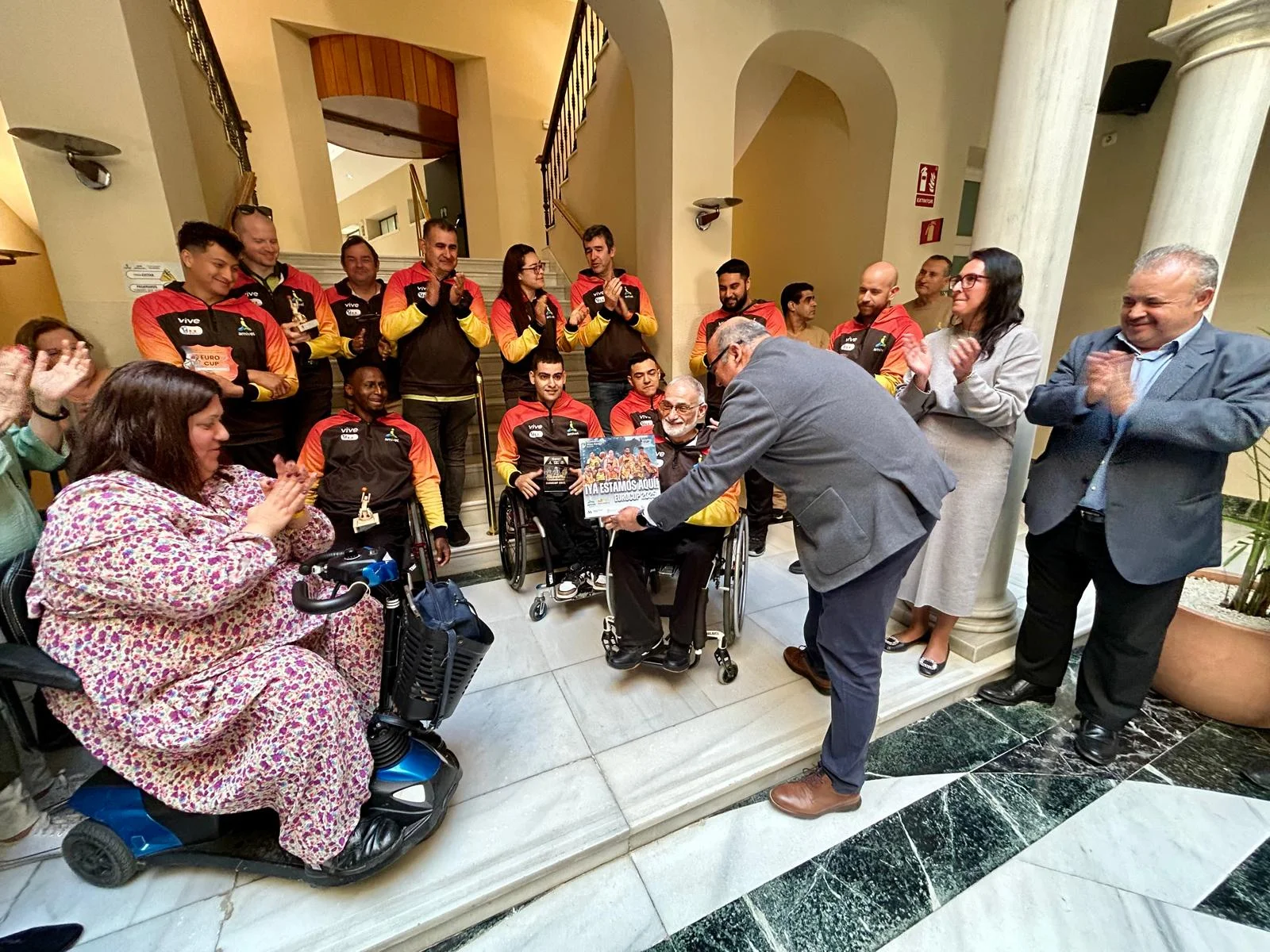El alcalde y la corporación municipal reciben al Amivel Reyes Gutiérrez tras su flamante clasificación para la Eurocup’25