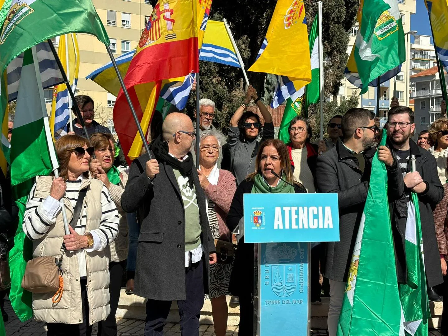 Torre del Mar celebra el Día de Andalucía en un recorrido espléndido por las calles de Torre del Mar, para realizar la tradicional ofrenda de flores a Blas Infante y José Antonio Gallego en el paseo marítimo