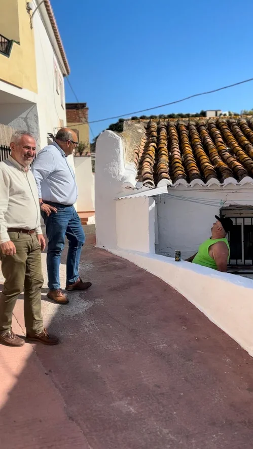 Jesús Lupiañez junto a Jesús María Claros en los Íberos el lunes 20 de mayo de 2024 presentando mejoras en el nucleo poblacional