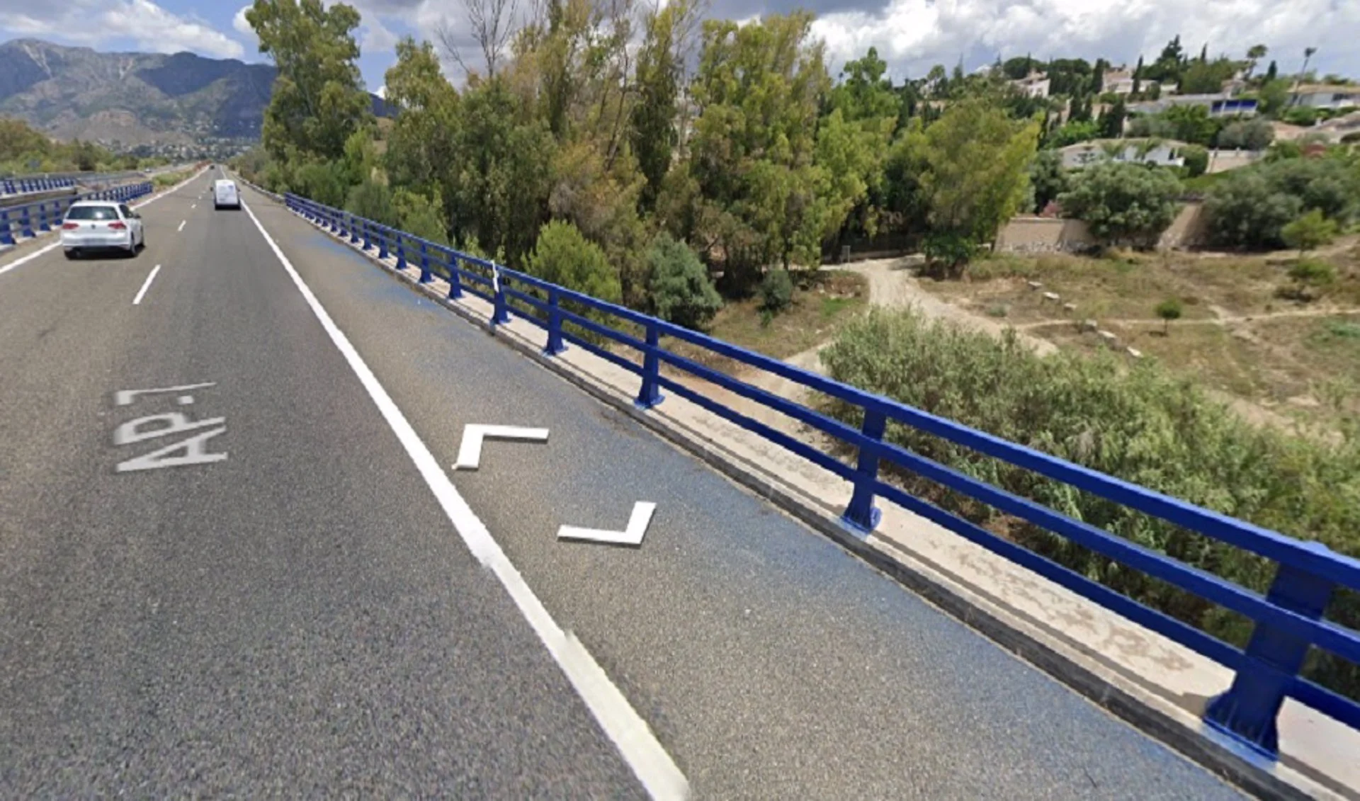 Un hombre pierde la vida al caer su coche desde un puente de la AP-7