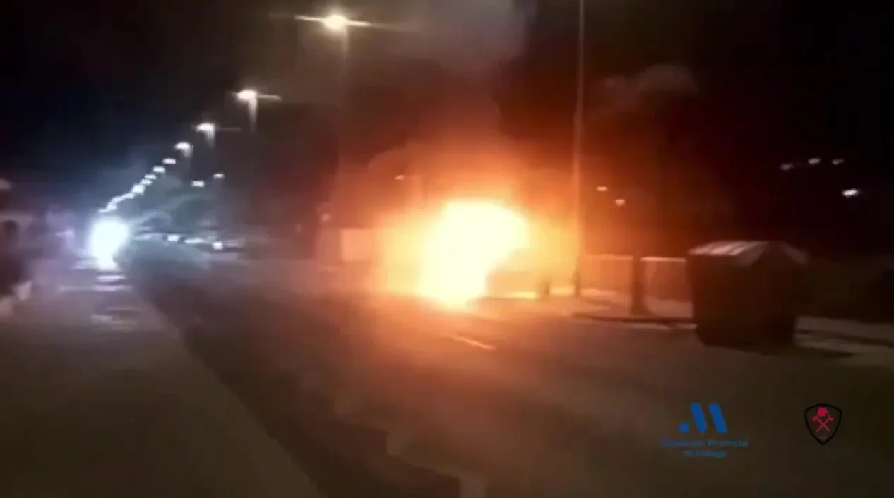 Coche queda completamente calcinado la pasada madrugada en la N-340 a su paso por Mezquitilla