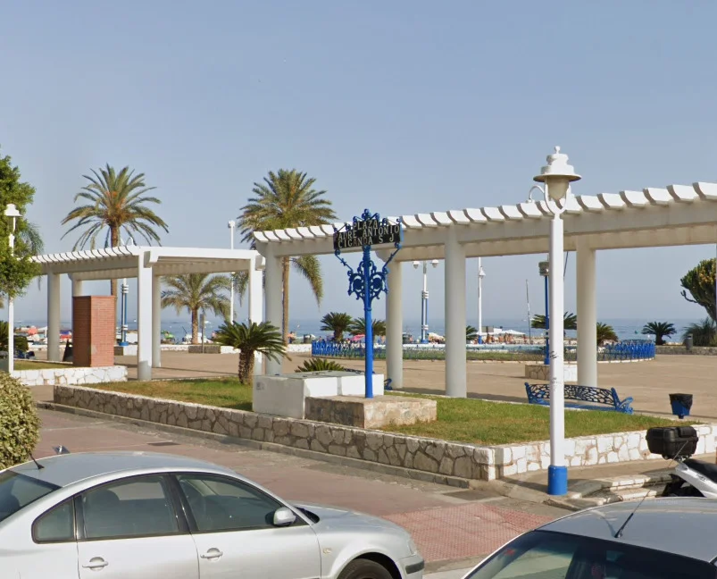Apuñalan a un hombre en la plaza del Padre Ciganda en la barriada de El Palo en Málaga