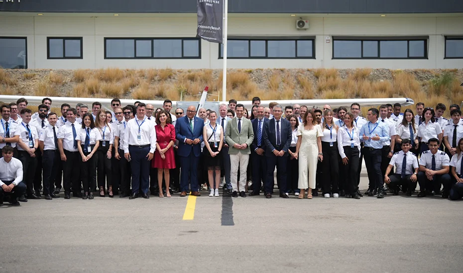 El alcalde acompaña al presidente de la Junta, Juanma Moreno, durante su visita a Aerodynamics Academy como ejemplo del valor de la aeronáutica en la economía andaluza