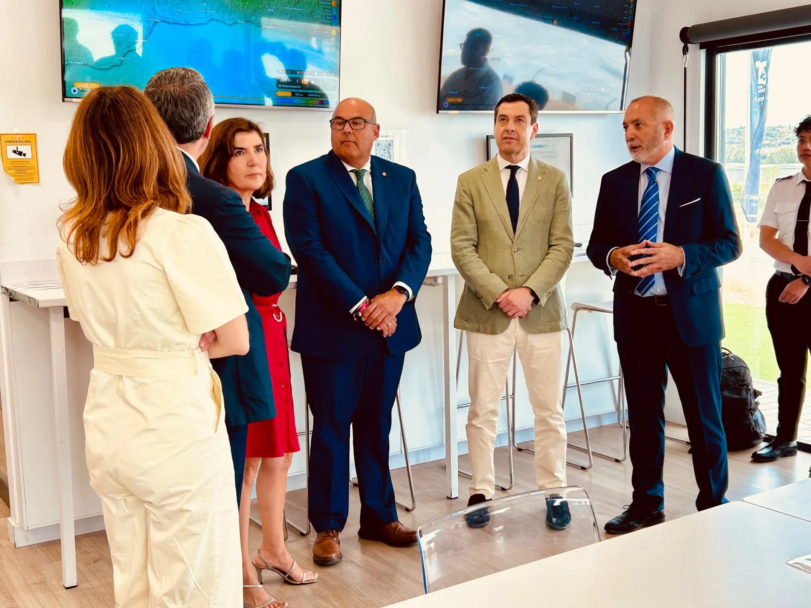 Juanma Moreno visita las instalaciones de Aerodynamics en Vélez-Málaga y pone en valor el sector para la economía andaluza