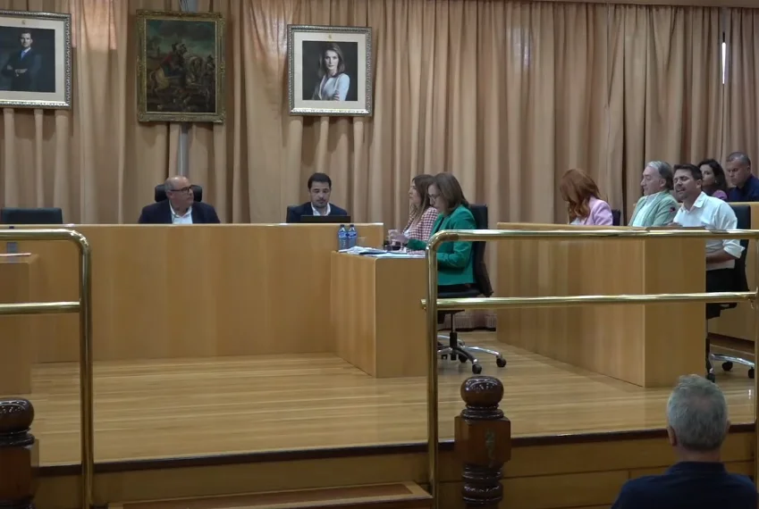  El Pleno municipal rechaza asumir la salvación total del Vélez CF, que superaría el millón de euros solo en deuda