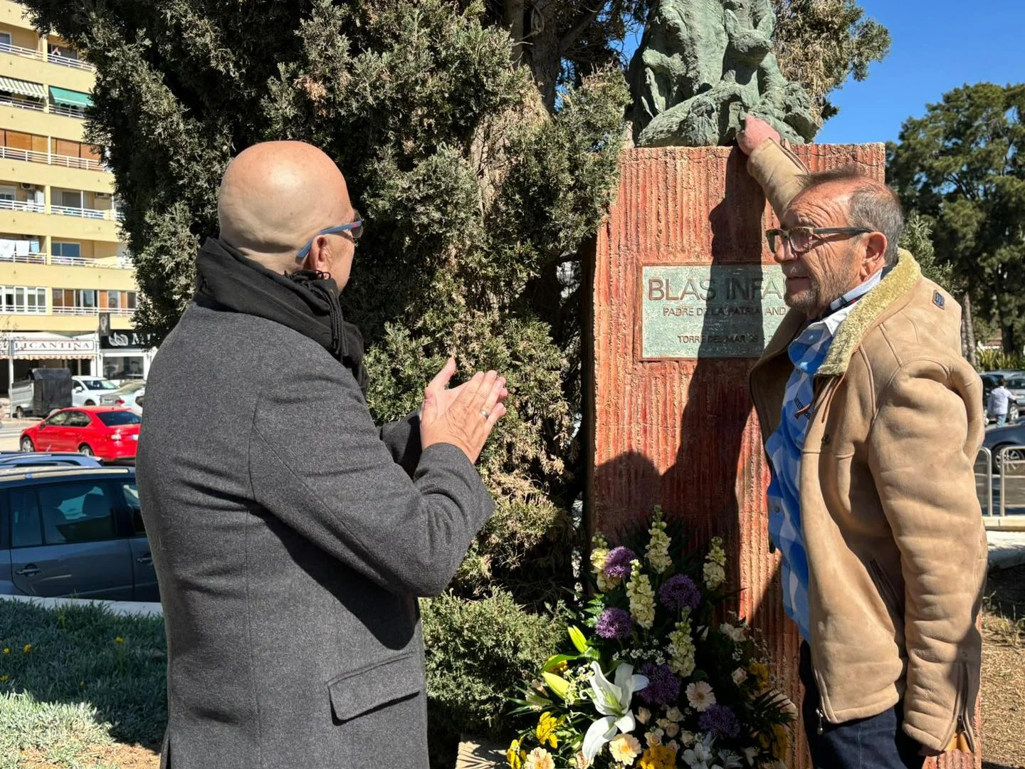 Torre del Mar celebra el Día de Andalucía en un recorrido espléndido por las calles de Torre del Mar, para realizar la tradicional ofrenda de flores a Blas Infante y José Antonio Gallego en el paseo marítimo