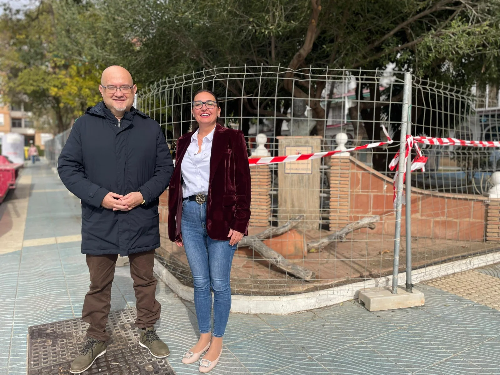 Jesús Pérez Atencia junto a Rocio Ruiz Narvaez en el parque de las Yucas en Torre del Mar el lunes 29 de enero de 2024