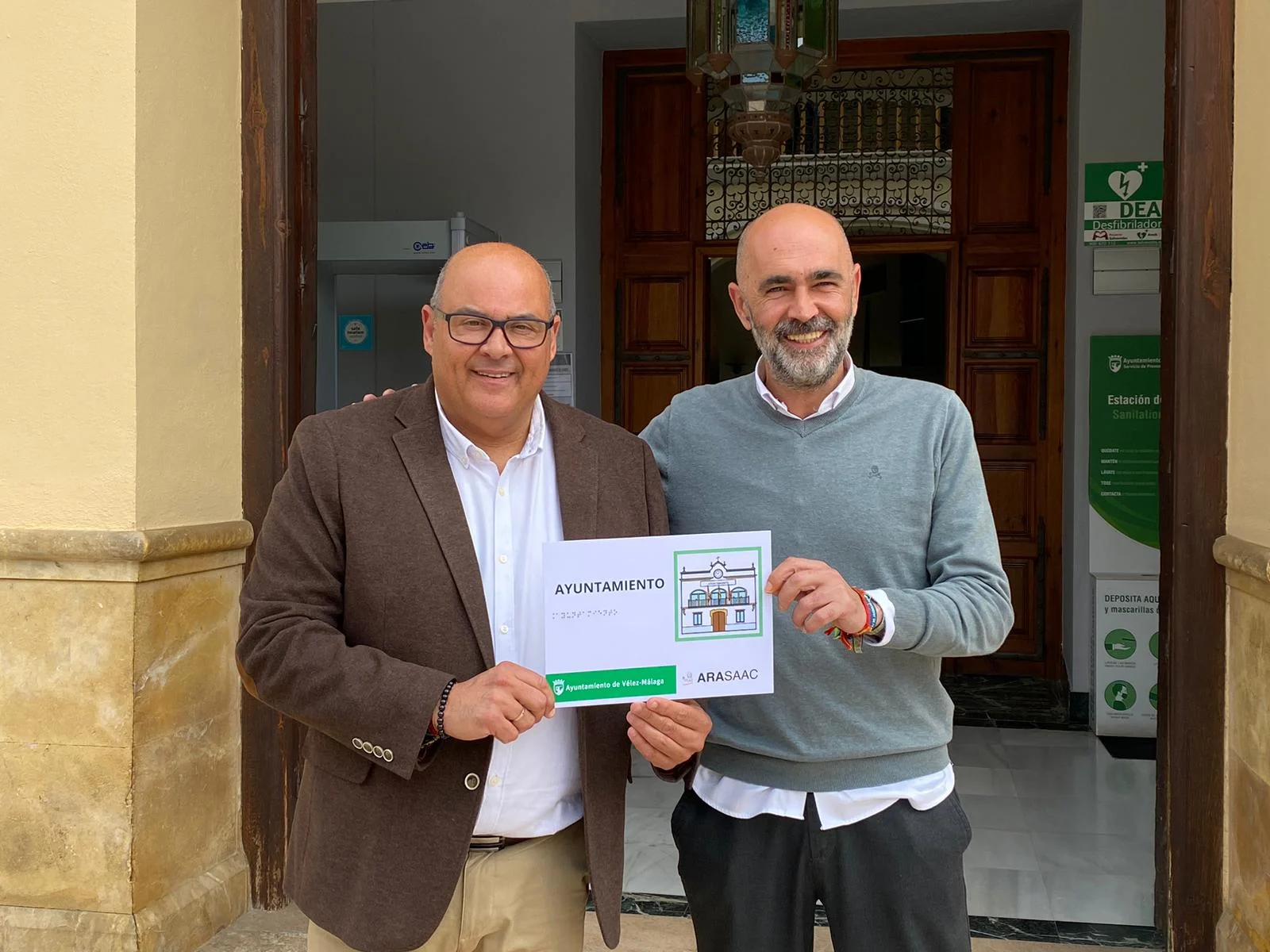 Vélez-Málaga presenta la instalación de pictogramas en diferentes edificios municipales