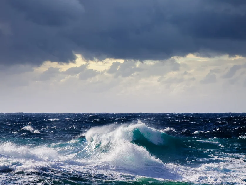 La Axarquía bajo aviso amarillo por fenómenos costeros este sábado 2 y domingo 3 de marzo, con rachas de viento que pueden superar los 60 km/h