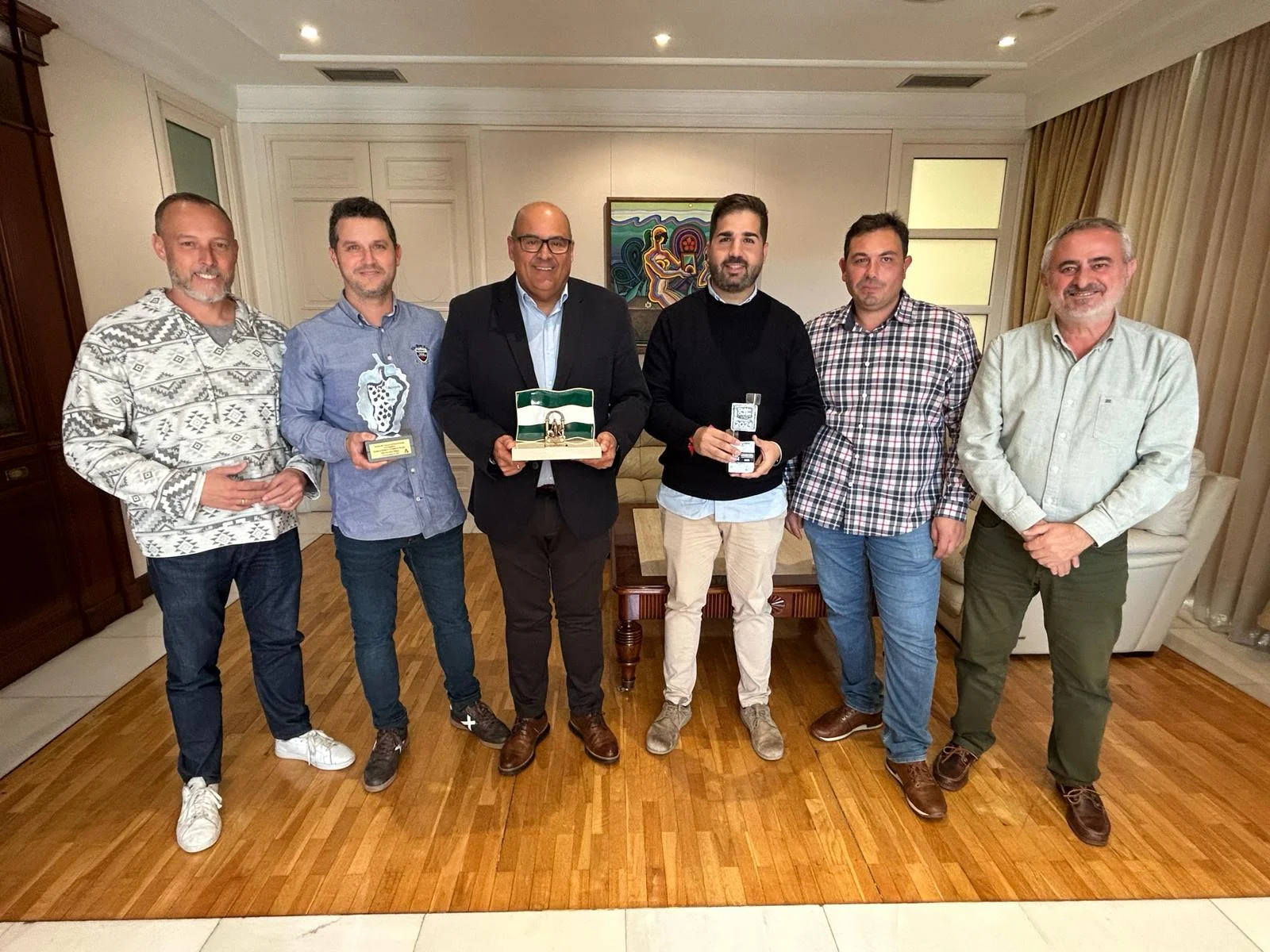 El alcalde de Vélez-Málaga recibe a recibe a la galardonada Pastelería Ramos premio Bandera de Andalucía 2024