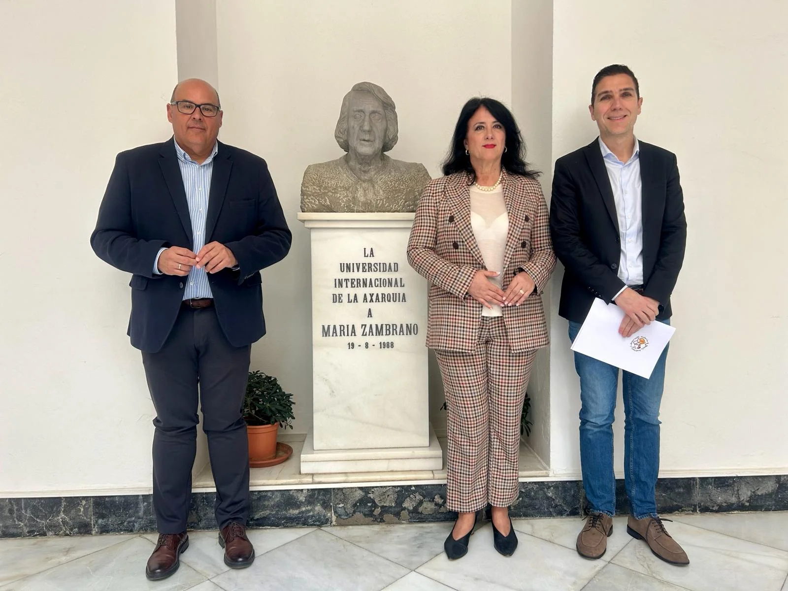 El alcalde de Vélez-Málaga da a conocer las cuatro becas concedidas por la Fundación María Zambrano