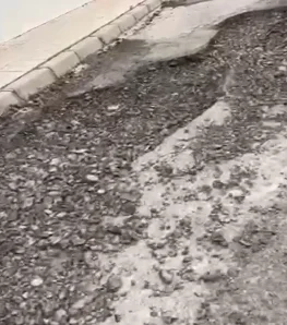 Vecinos de Benajarafe organizan una cuadrilla para reparar su propia calle ante la inacción del ayuntamiento
