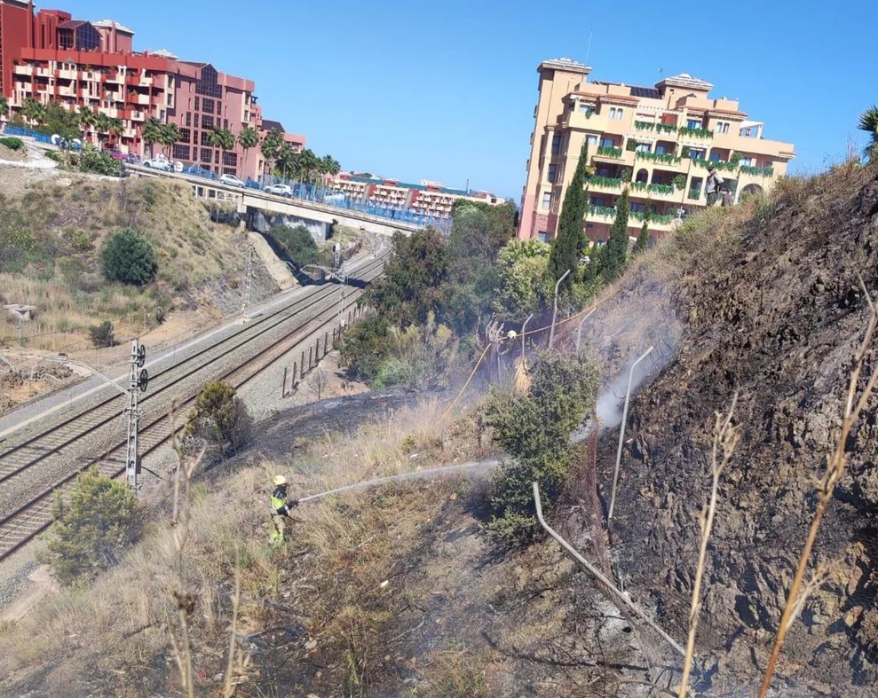 Restablecido el servicio de cercanías en esta zona de Málaga tras un incendio cerca de las vías del tren