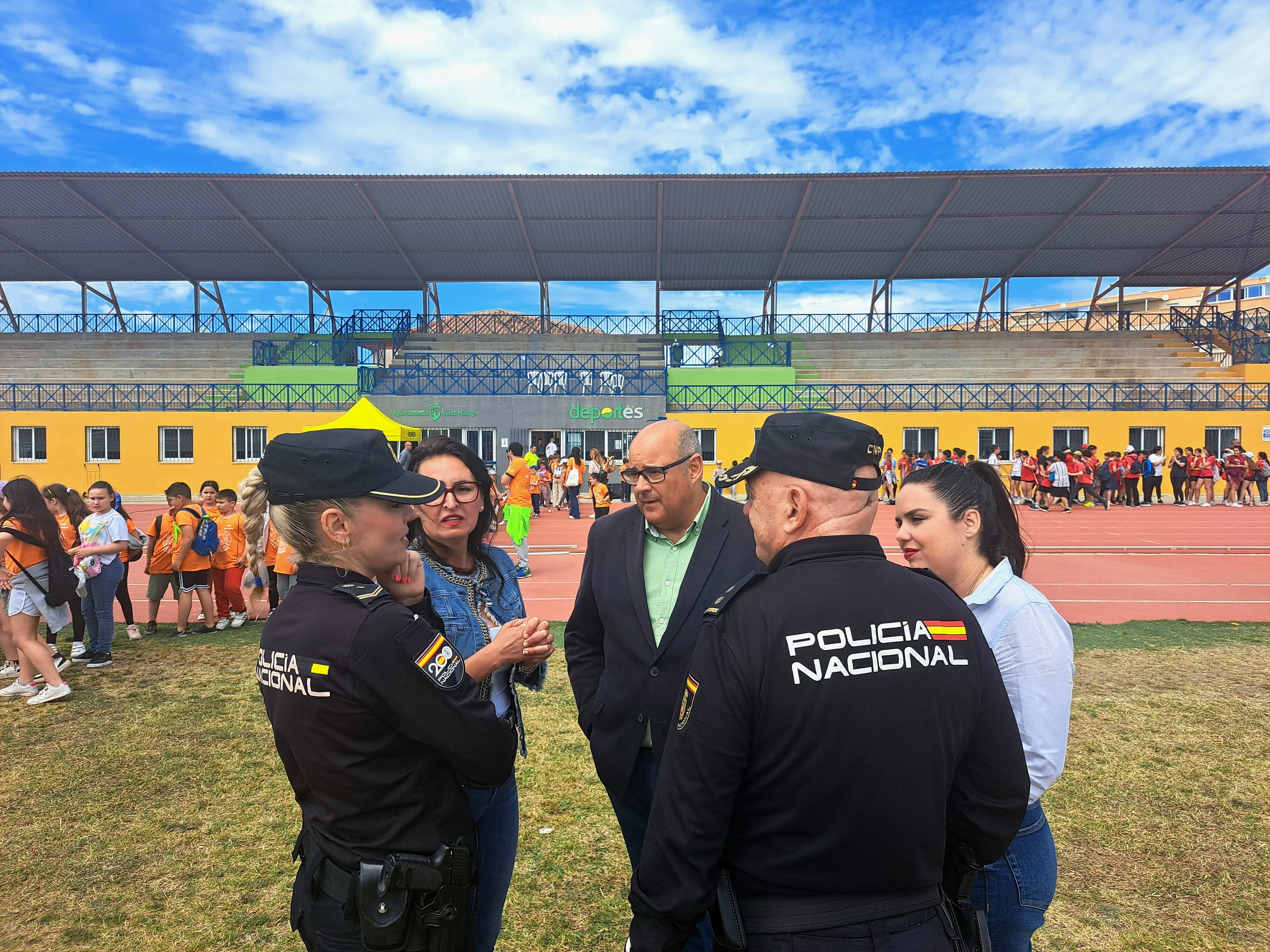 El alcalde celebra junto a cientos de escolares del municipio el Bicentenario de la Policía Nacional