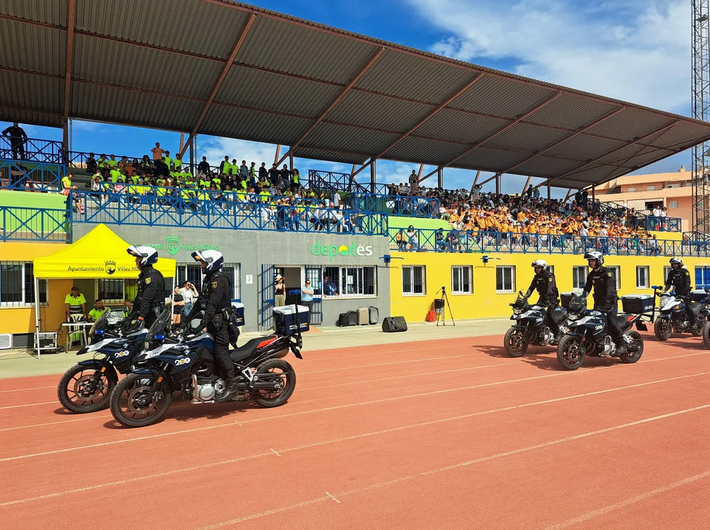 El Polideportivo Municipal Fernando Ruiz Hierro realiza un encuentro escolar por el Bicentenario de la Policía Nacional