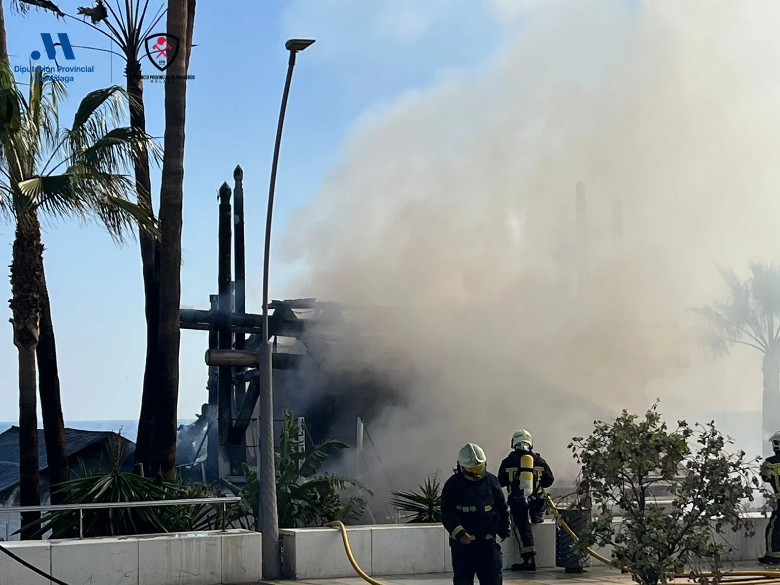Calzinado el Chiringuito Bikini Beach de Estepona en un llamativo incendio