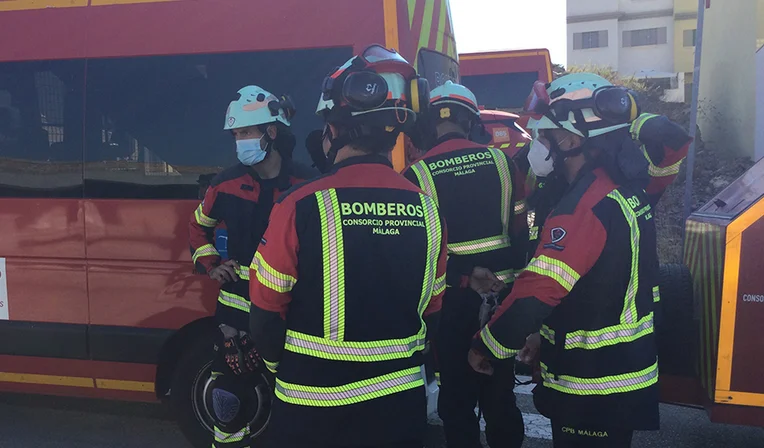 Un accidente en la avenida Arroyo Hondo en Benalmádena deja un muerto tras volcar su coche y caer por un desnivel