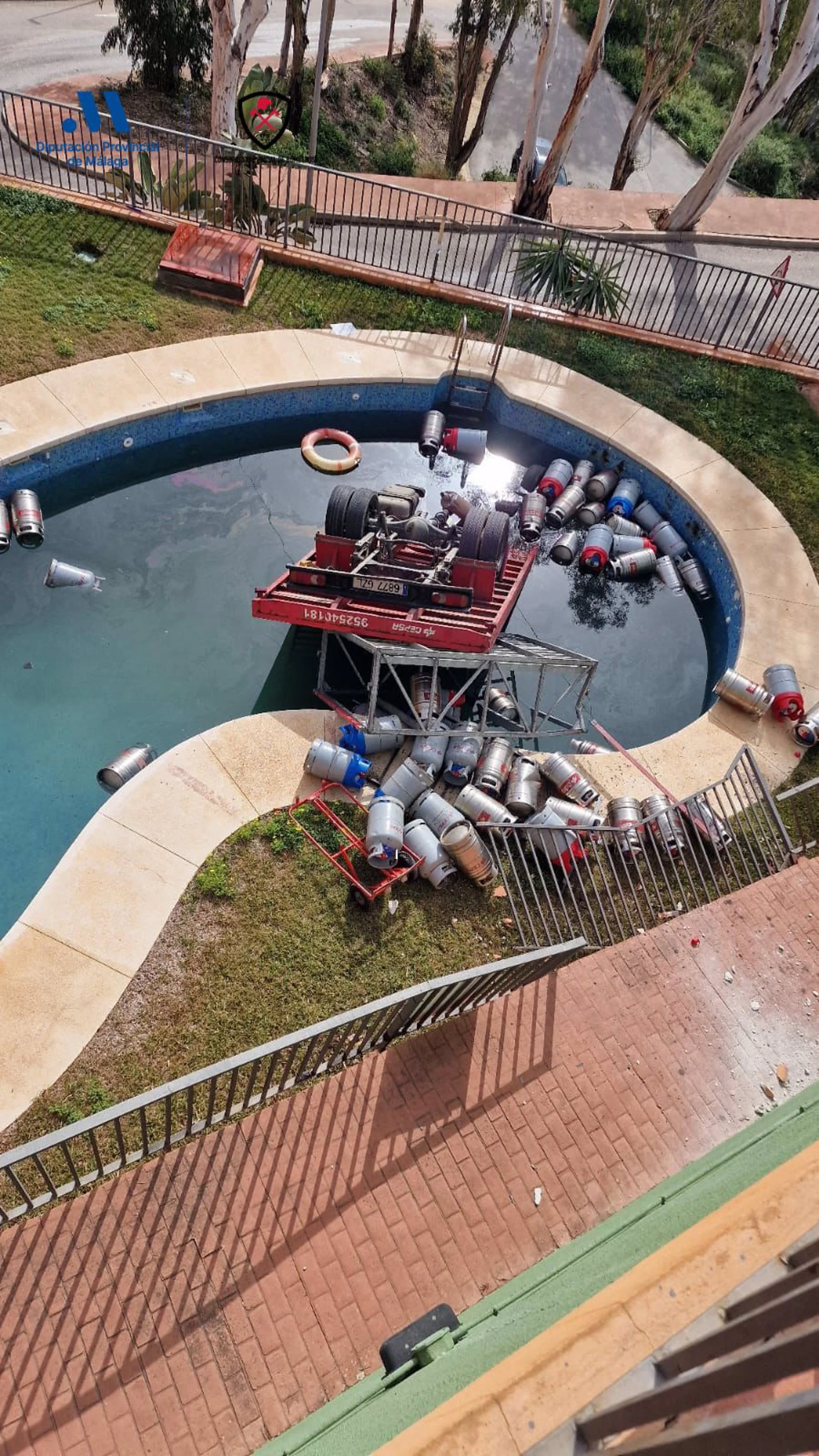 bombona caida en una piscina en el rincon de la victoria