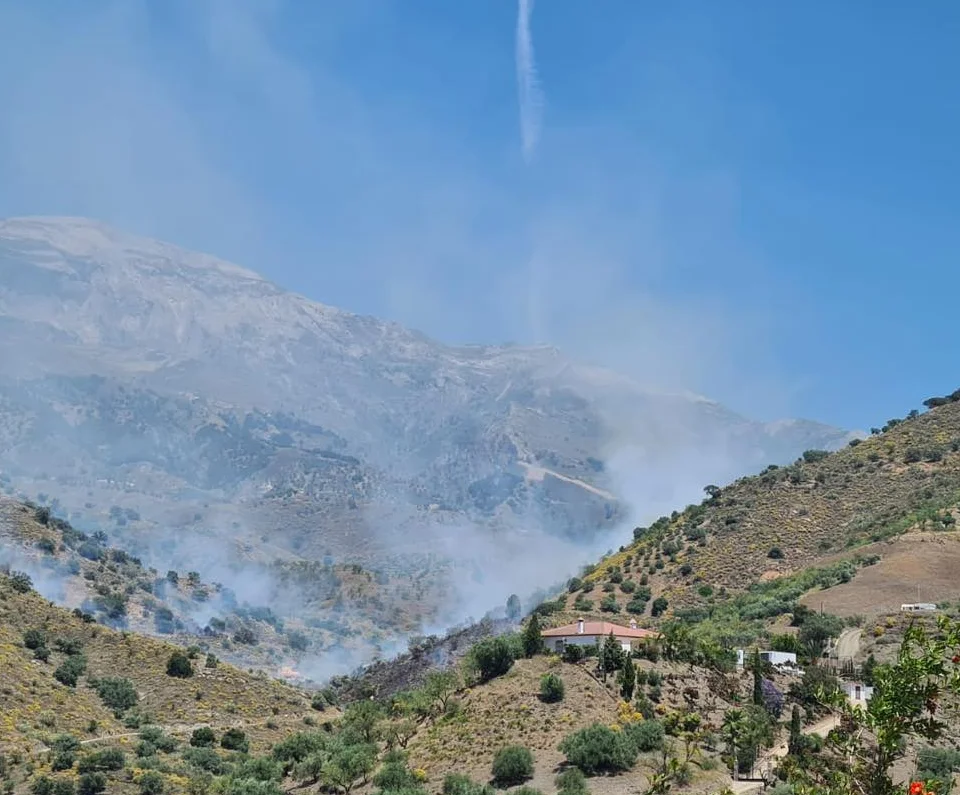 Urgente: Incendio forestal activo en la loma Abajo en la Axarquía moviliza dos helicópteros