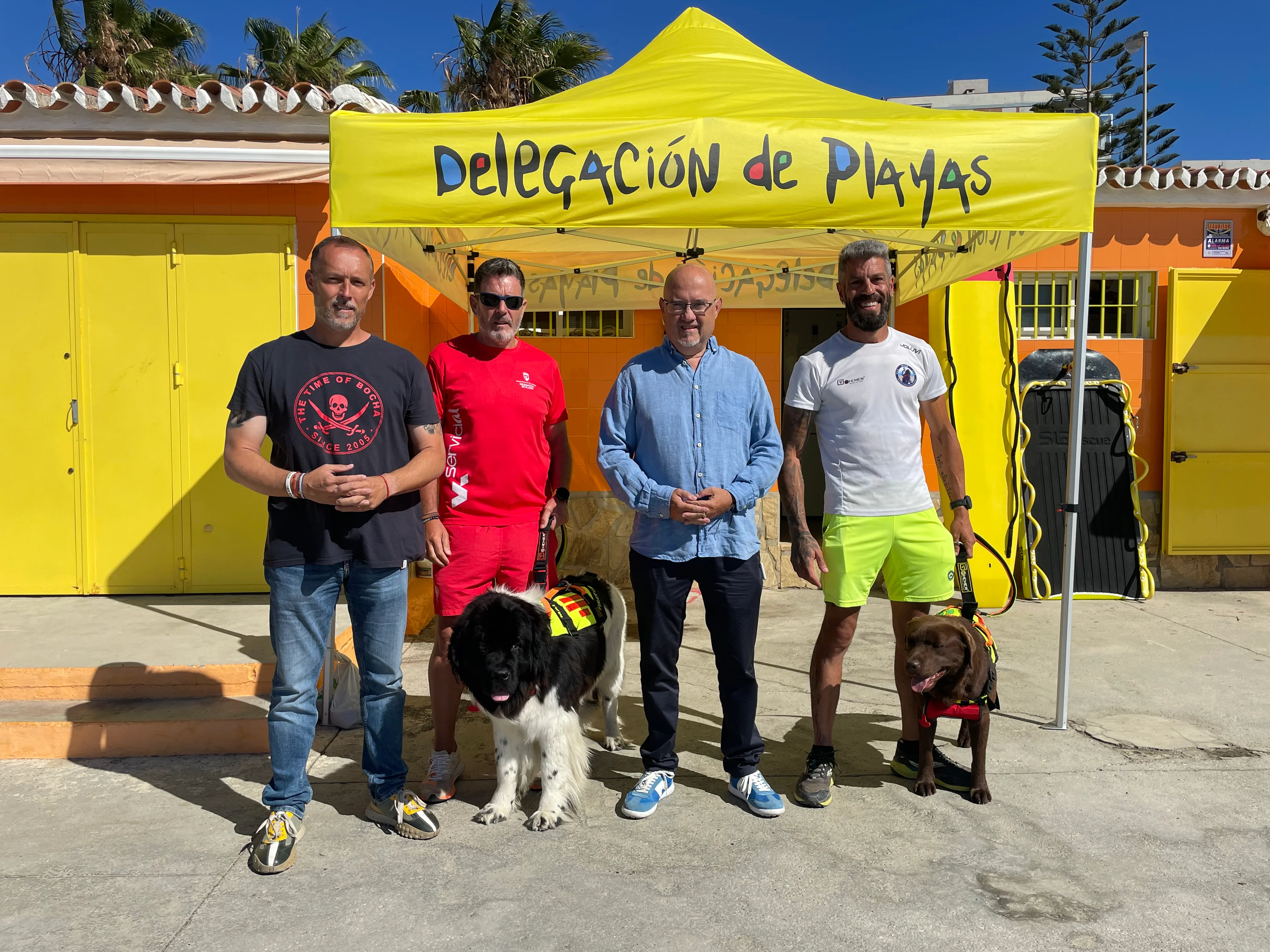 Atencia presenta en Torre del Mar la primera unidad canina de rescate en playas de Andalucía