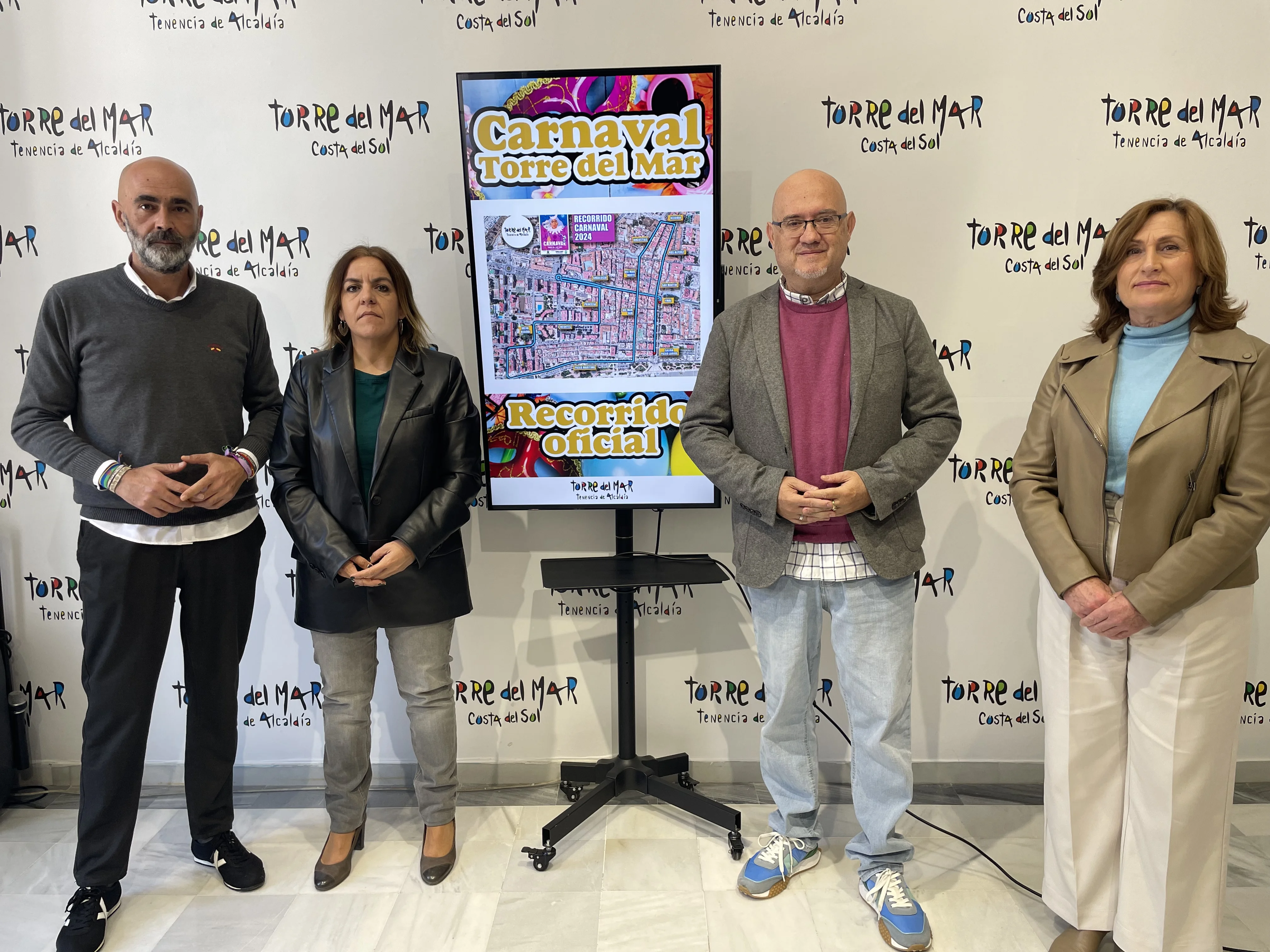 Juan Garcia, junto a belen zapata, beatriz galvez y jesus perez atencia el 21 de febrero de 2024 en la tenencia de alcaldia de torre del mar