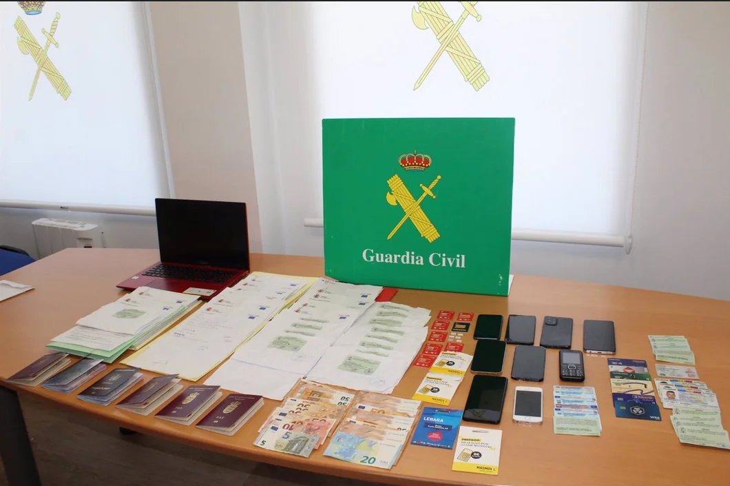 Detenidos en Vélez-Málaga por una ciberestafa; entre las víctimas se encuentra una asociación de mujeres afectadas por cáncer de mama