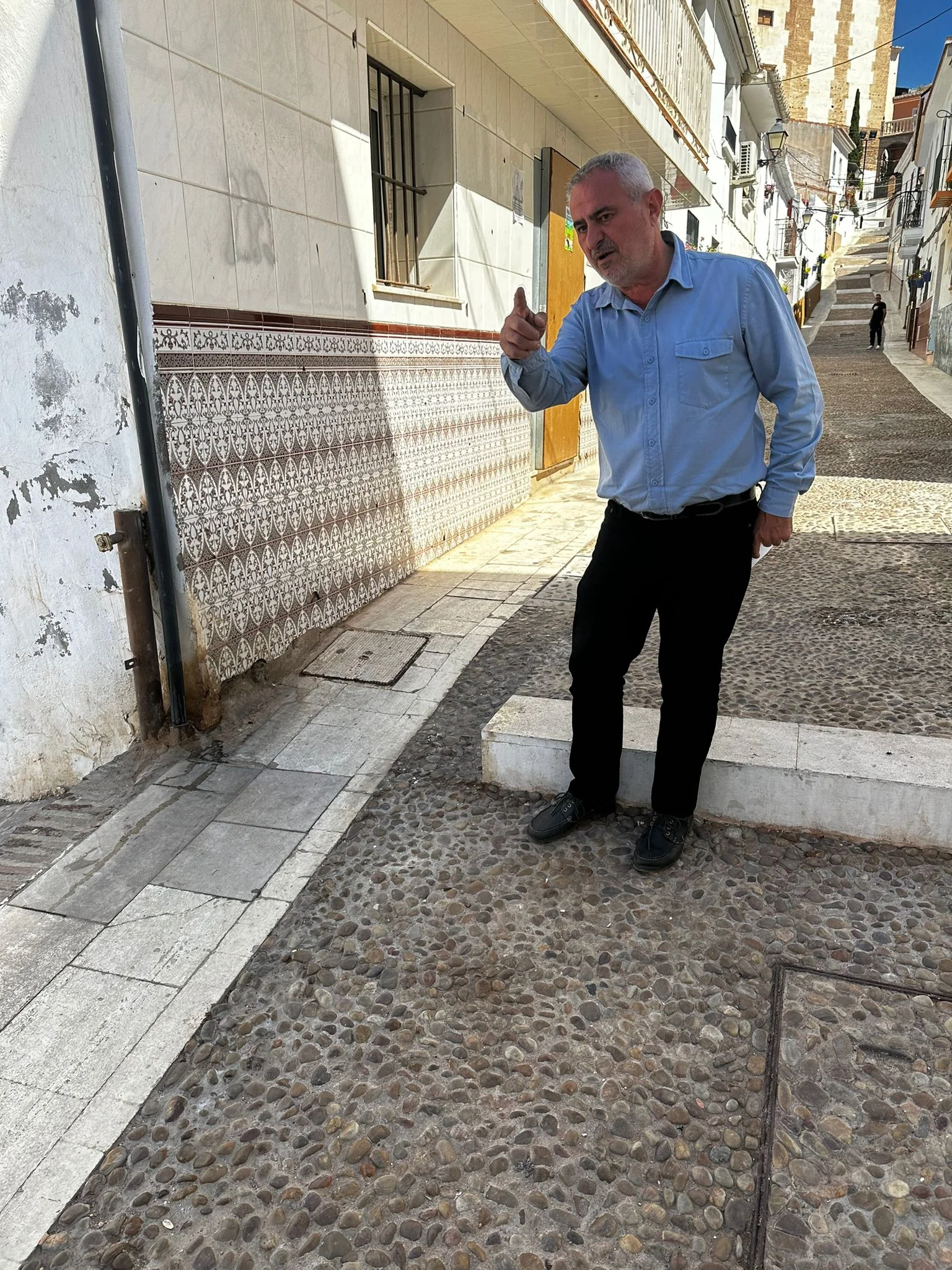 La Concejalía de Infraestructuras de Vélez-Málaga lleva a cabo mejoras de accesibilidad en cinco calles del barrio de La Villa