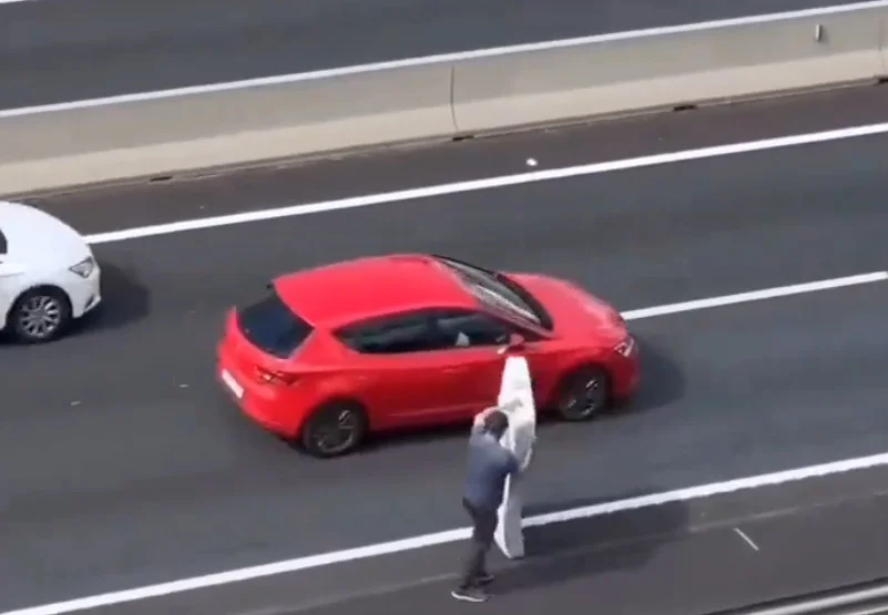 Graban a un hombre jugándose la vida en Fuengirola retirando un colchón en plena autovía