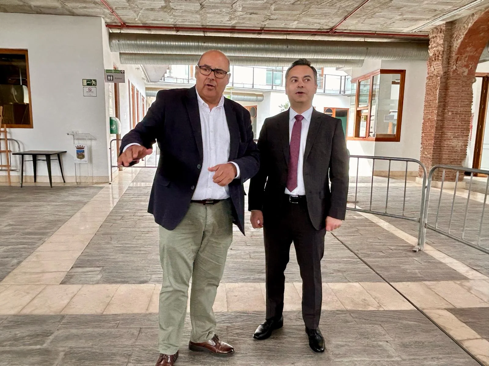 El alcalde de Vélez-Málaga se reune con Cosmin Mitrea en Sevilla para facilitar el voto a los vecinos rumanos puedan votar las próximas Elecciones Europeas