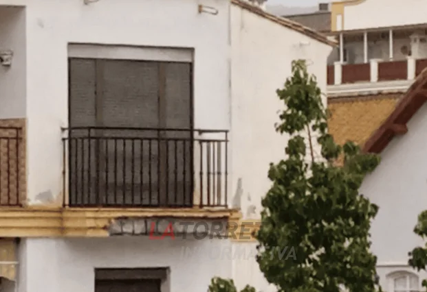 Los Bomberos intervinieron en la Avenida Andalucía en Torre del Mar después del desprendimiento de la cornisa de una vivienda sobre la calzada