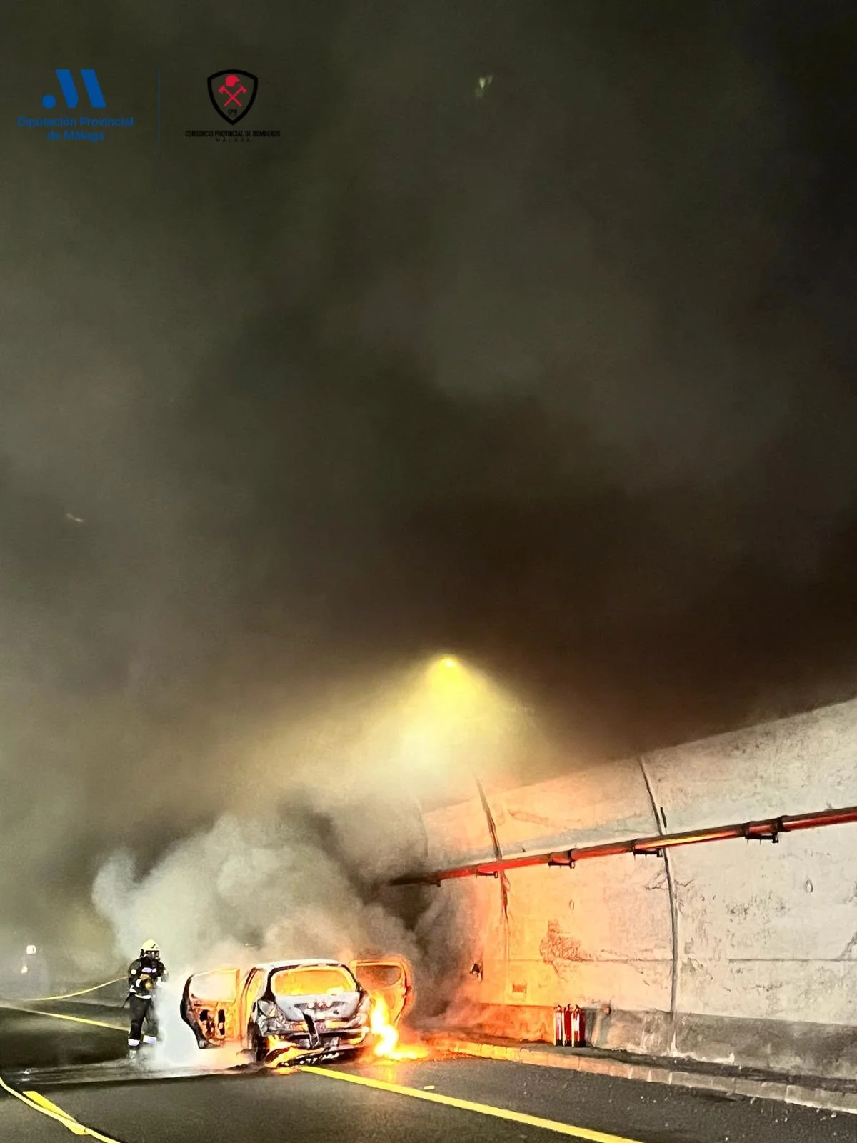 Coche calzinado en la AP-7 en Málaga a su paso por Casares