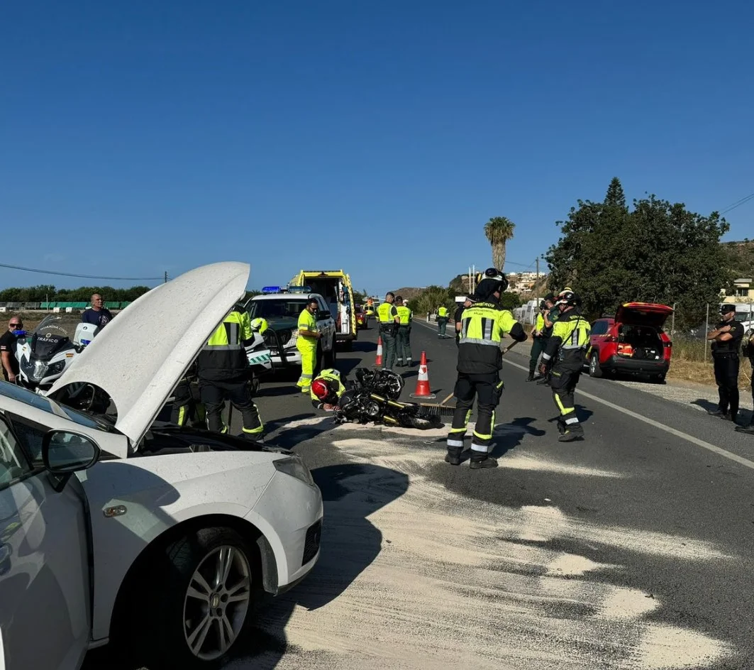 Herido gravemente y trasladado de urgencia en helicóptero un motorista tras una colisión en la N-340 en Almayate