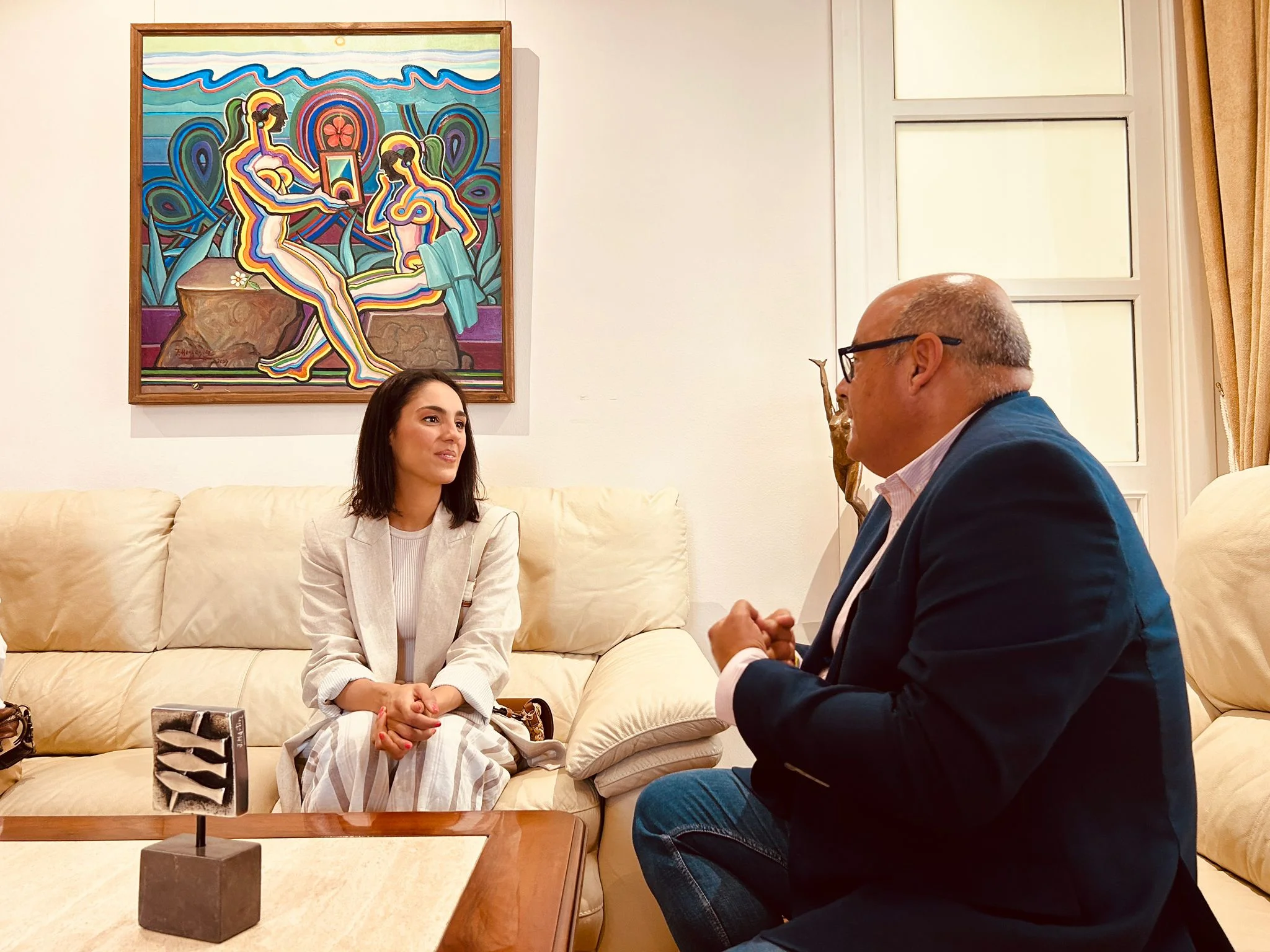 El alcalde recibe a la torreña Cristina Gallego, actriz del musical ‘Tocando nuestra canción’ que dirige Antonio Banderas