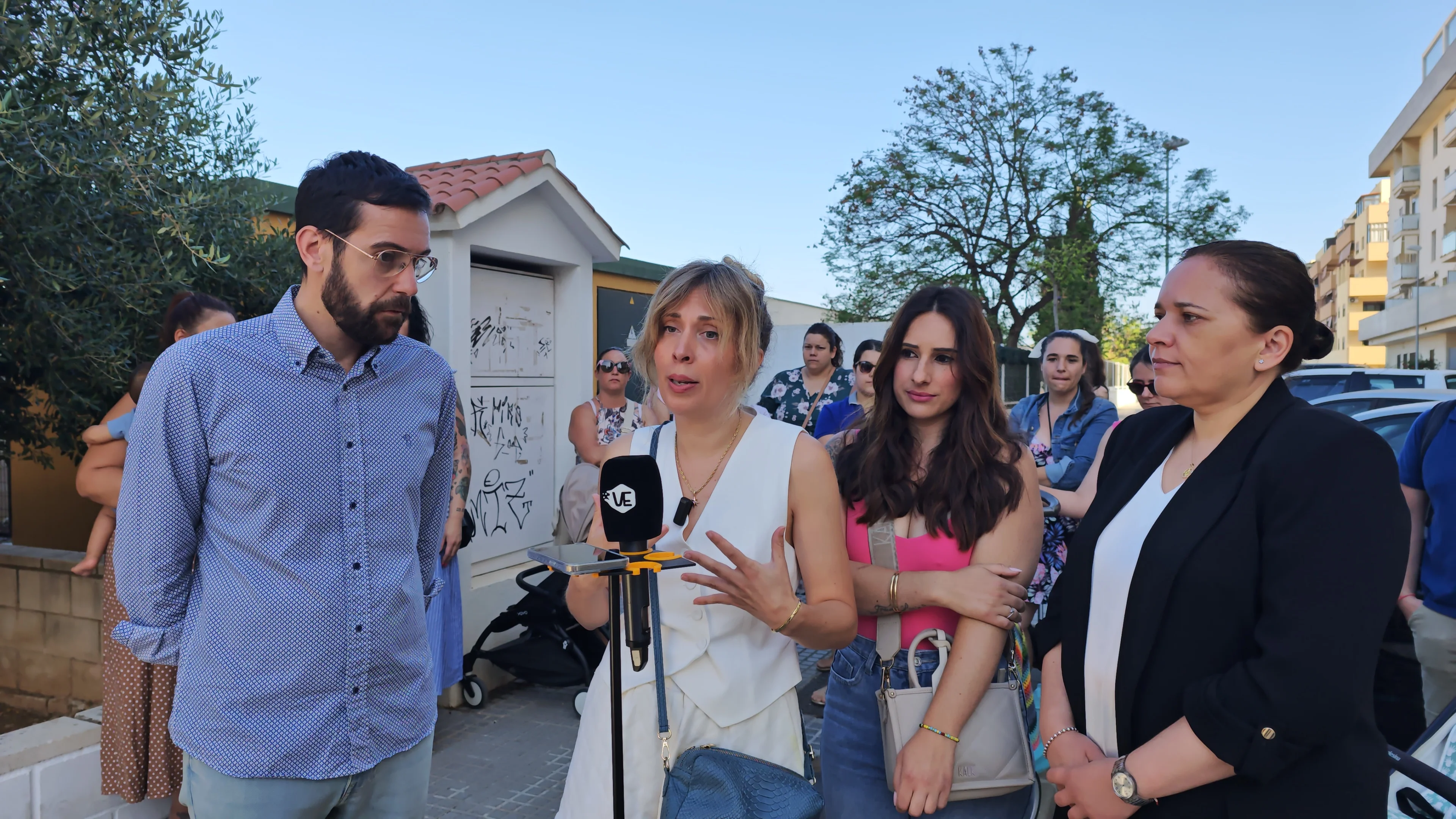 Víctor González junto a padres y madres del CEIP las Naciones de Vélez-Málaga el dia 17 de junio de 2024