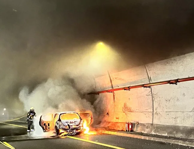 Incendio de un vehículo en túnel de la AP-7 a su paso por Casares, provoca su cierre al tráfico