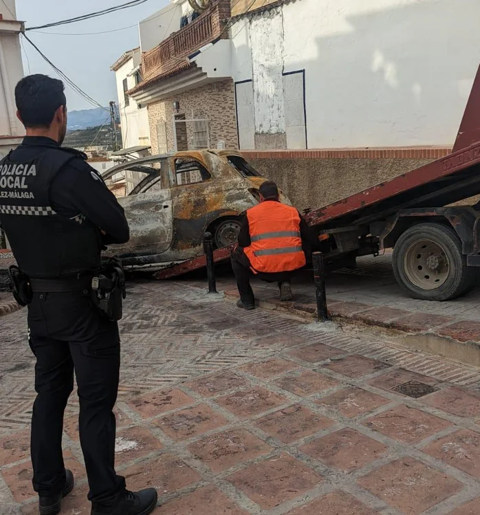 Los vecinos del Barrio de la Villa en Vélez-Málaga exigen acción para restaurar los daños tras el incendio de un coche en Calle San Lucas