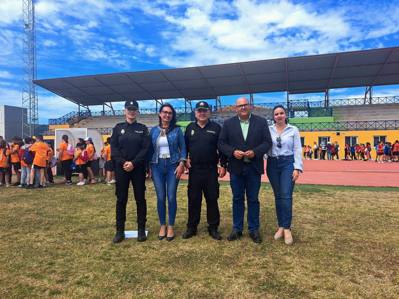 El alcalde celebra junto a cientos de escolares del municipio el Bicentenario de la Policía Nacional