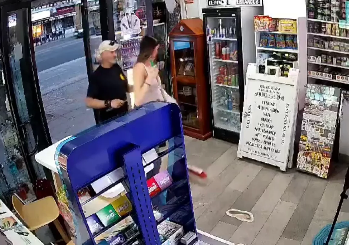 Atracan a una joven a punta de navaja en un estanco de Sevilla 'mete para dentro que te mato'