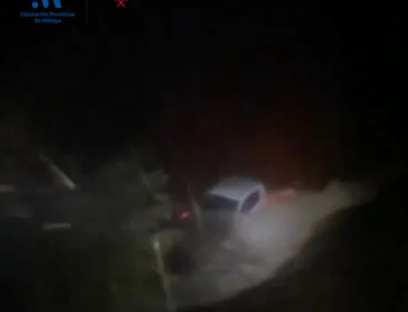 Los bomberos rescatan un vehículo que había quedado atrapado con ocupantes en su interior en el cauce del río Padrón en Estepona