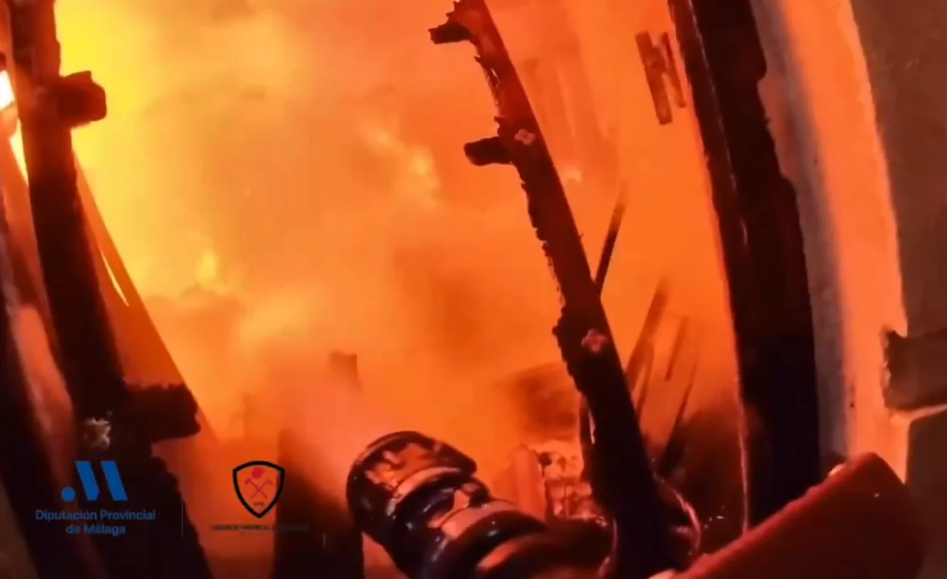 Un incendio la pasada noche de Jueves Santo en Estepona deja un local de almacenaje totalmente calcinado