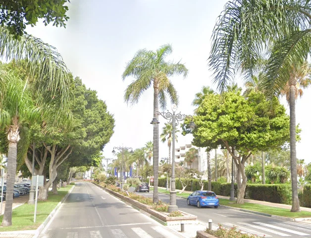 Fallecido por accidente de moto contra una farola en la Avenida del Litoral en Estepona