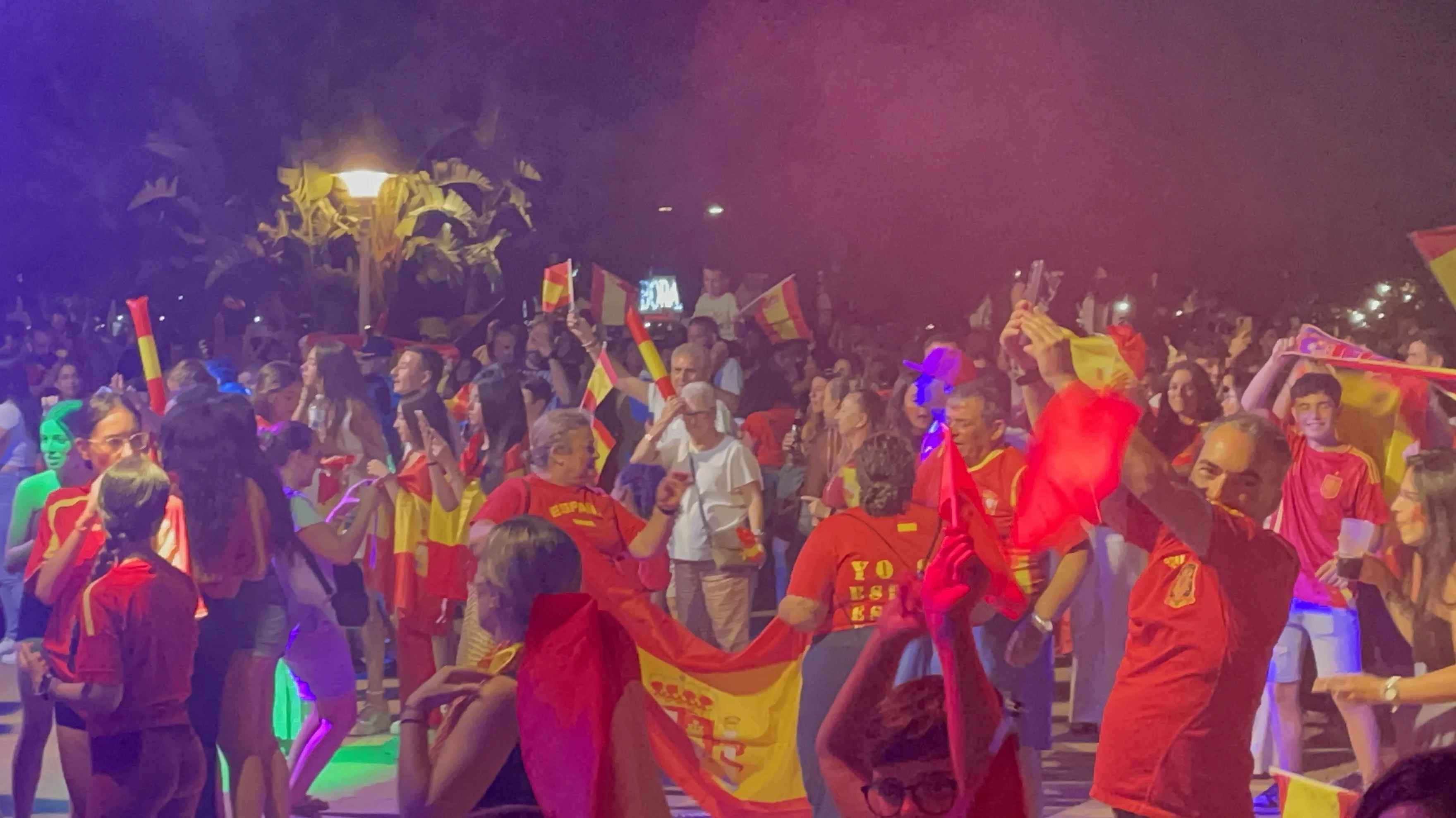 La campaña 'La mejor pantalla es la de nuestros bares y terrazas', un éxito en Torre del Mar