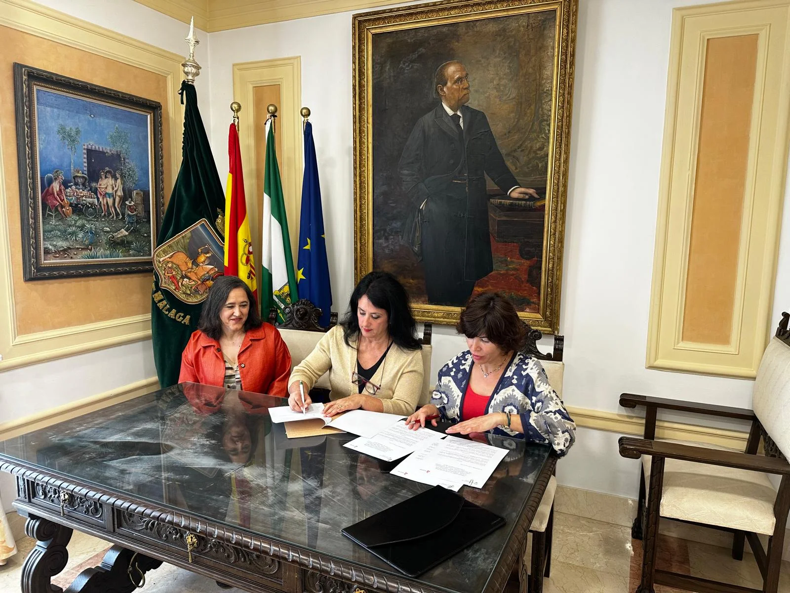 Cultura firma un acuerdo con la editorial El Envés para la difusión nacional del libro ganador del Certamen de Poesía Joaquín Lobato-Ciudad de Vélez-Málaga
