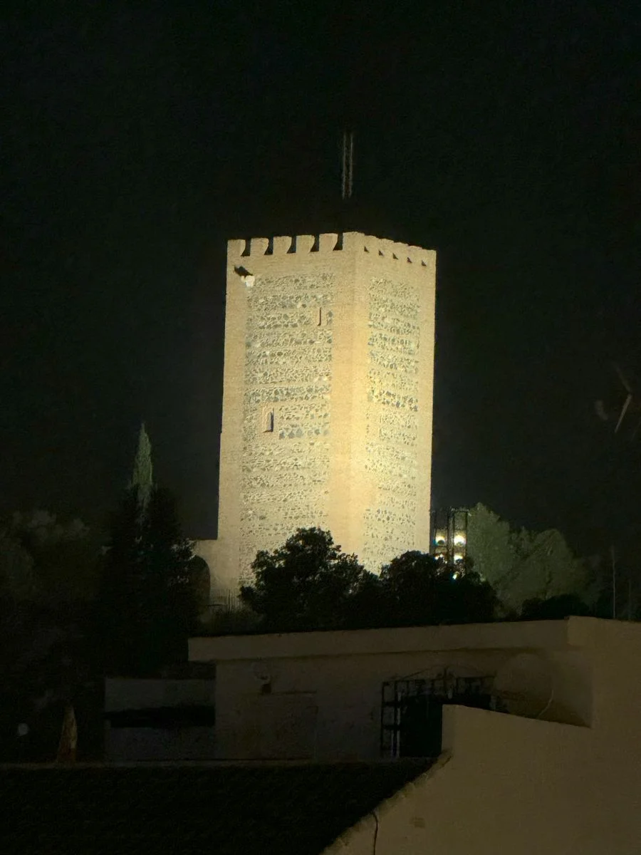 nueva luminaria LED de la fortaleza de Vélez-Málaga, una noche en febrero de 2024