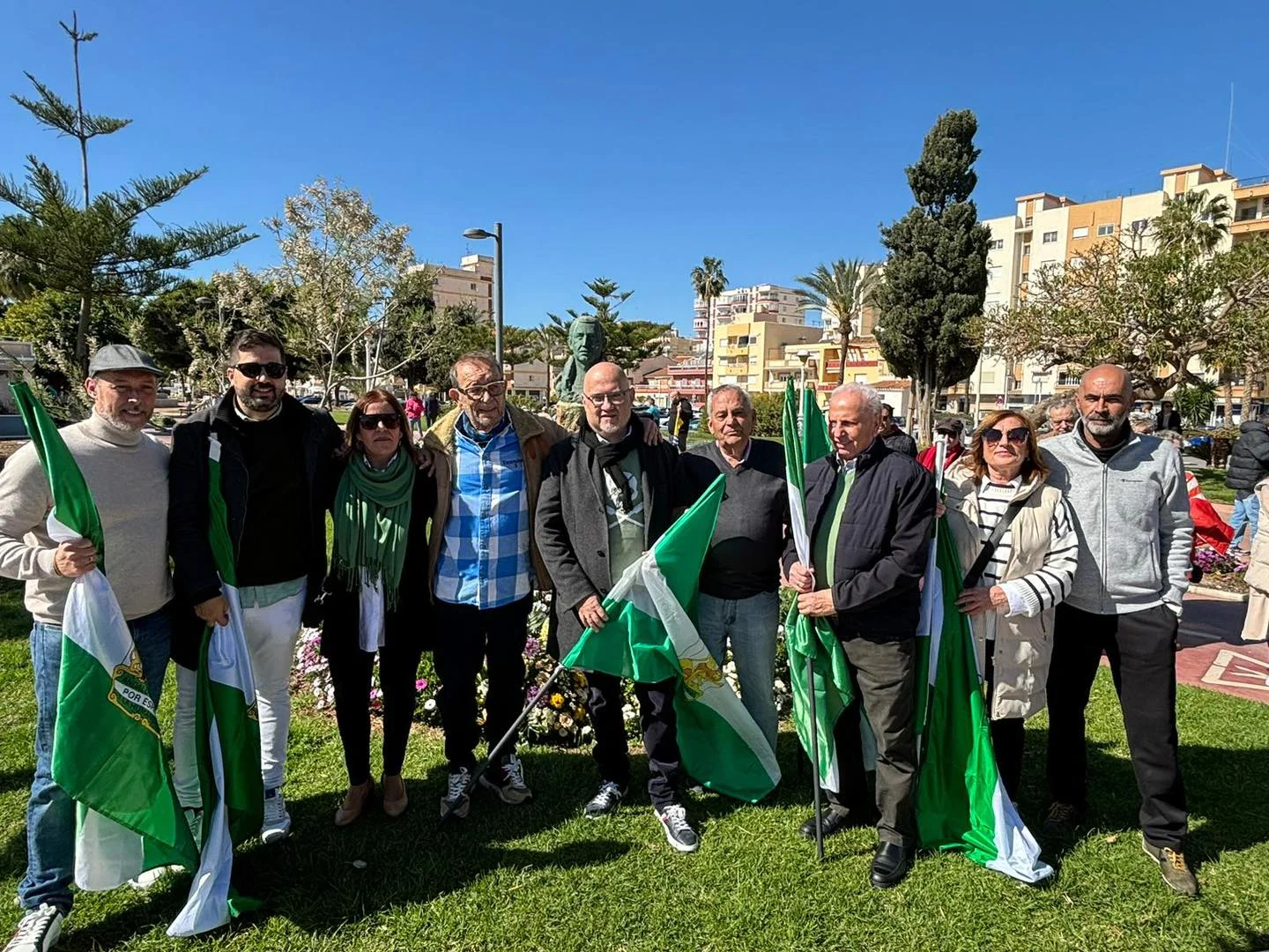 Torre del Mar celebra el Día de Andalucía en un recorrido espléndido por las calles de Torre del Mar, para realizar la tradicional ofrenda de flores a Blas Infante y José Antonio Gallego en el paseo marítimo